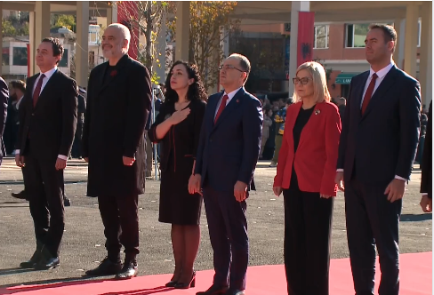 Ceremonia e 110-vjetorit të Pavarësisë/ Ngrihet flamuri kuq e zi në Vlorë