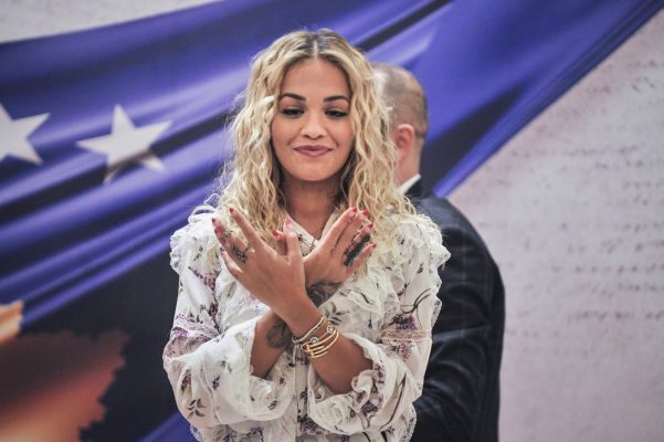 Rita Ora uron 28-nëntorin: Gëzuar ditën e flamurit Shqipëri