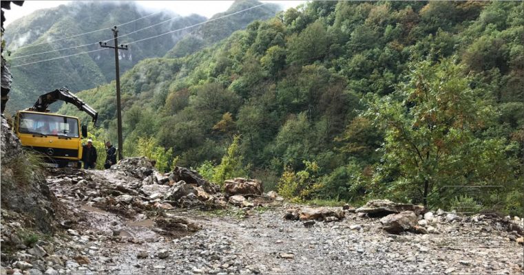 Rënie gurësh, bllokim rruge dhe ndërprerje të dritave/ Reshjet e shiut shkaktojnë probleme në Shkodër