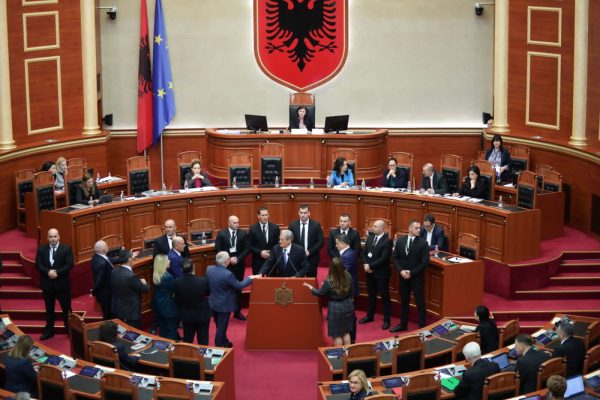 Tensione në Kuvend/ Berisha dhe grupi i tij kërkuan më shumë kohë për mocionin me debat për integrimin