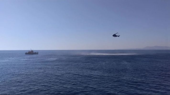 Përmbyset varka me emigrant/ Rojet bregdetare greke shpëtojnë 9 persona, kërkohen dhjetëra të tjerë