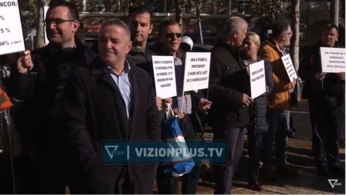 Pedagogët protestë para Kuvendit/ Nuk tërhiqen nga kërkesa për rritje pagash