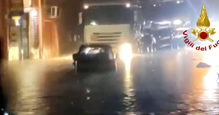 Reshje e stuhi në jugun e Italisë/ Shirat shkaktojnë përmbytje e dëme të mëdha