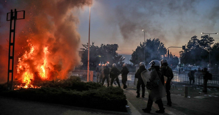 Romët përleshen në Selanik; përplasje me policinë pas plagosjes së një 16-vjeçari
