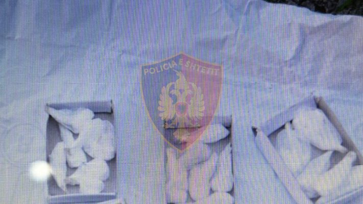 Me dhjetra doza kokainë gati për shitje në makinë/ Arrestohet 54 vjeçarja në Lezhë (EMRI)