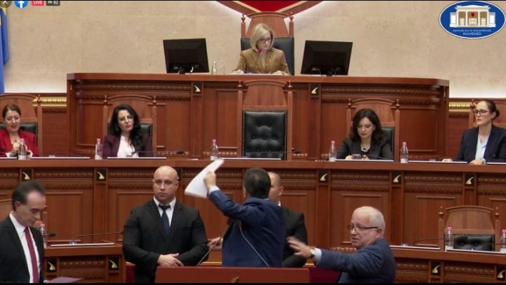 VIDEO- Tensione në Kuvend/ Demokratët bllokojnë foltoren, 5 deputetët që u përjashtuan nga grupi i PD me firmën e Alibeajt
