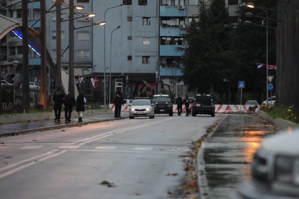 Sulmohet EULEX dhe gazetarët/ Serbët përforcojnë barrikadat, situatë e tensionuar në veri