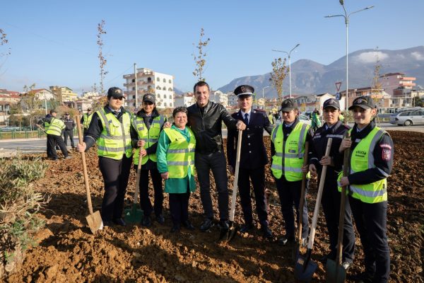 Policia Bashkiake dhuron 50 pemë, Veliaj: “Janë të parët që i vijnë në ndihmë komunitetit, meritojnë mirënjohje që e mbajnë qytetin pastër”