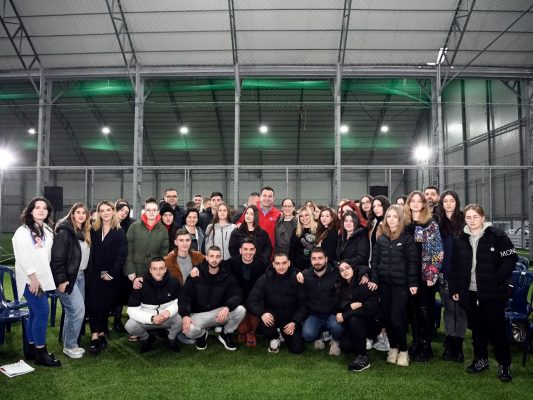 Veliaj bashkëbisedim me të rinjtë e Njësisë 5: “Vitin tjetër, fokus te sporti dhe investimet në asetet publike”