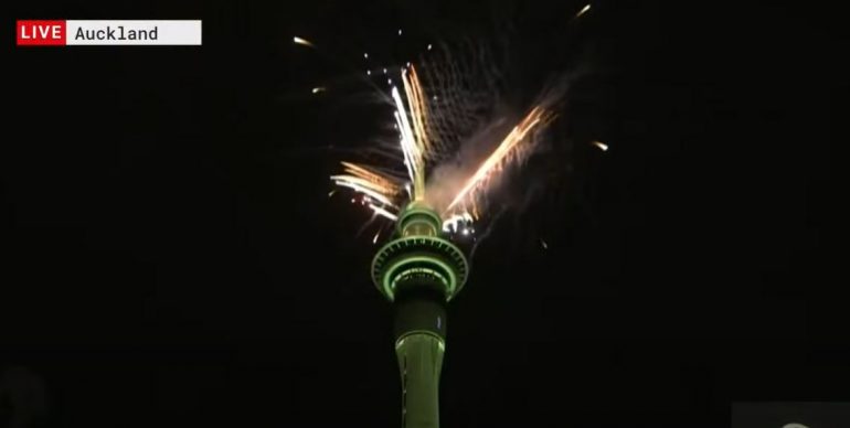 Mbërrin Viti i Ri 2023 në Zelandën e Re/ Spektakli i parë i fishekëzjarreve në botë