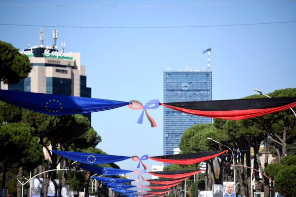 Tirana gati të mikpresë Samitin e BE-së, Veliaj publikon fotot: Mirë se vini në Kryeqytetin Europian të Rinisë
