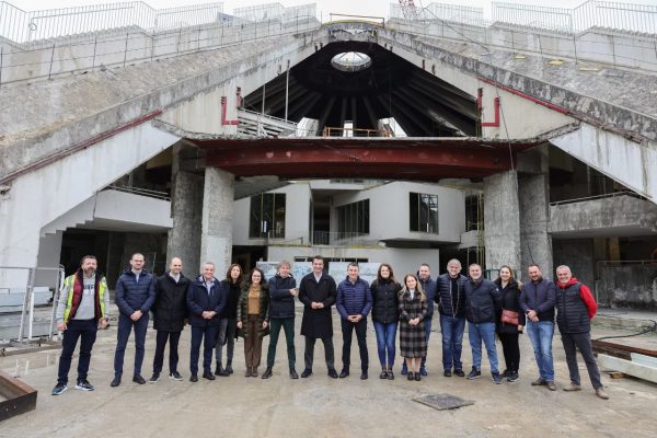 Veliaj dhe arkitekti Winy Mass, inspektojnë punimet te Piramida: I kushtohet gocave dhe çunave të Tiranës, të ardhmes së fëmijëve