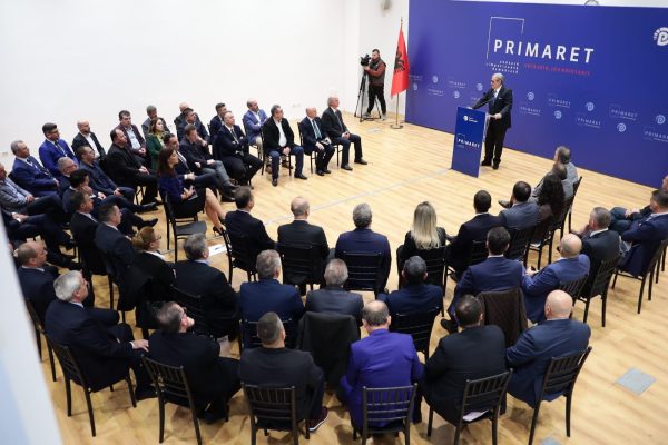 PD hap fushatën elektorale/ Berisha takon kandidatët: Premtojmë taksa të ulëta dhe luftë kundër korrupsionit