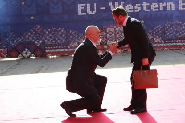 Foto-lajm/ Rama i ulet në gjunjë kryeministrit të Luksenburgut