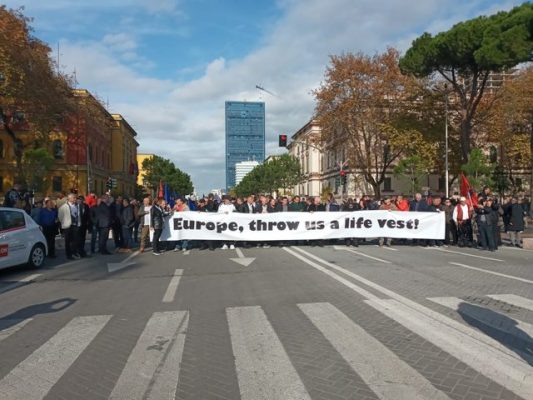 “Evropë, na hidh një jelek shpëtimi”/ Nis protesta e opozitës në bulevard