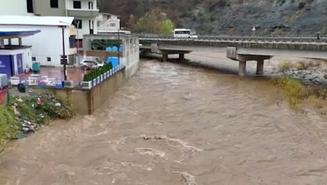 Reshjet e dendura të shiut/ Ministria e Mbrojtjes pasqyron situatën për 24 orët e fundit në vendin tonë