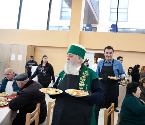 Veliaj e Baba Mondi shërbejnë drekën festive në qendrën sociale të Kombinatit