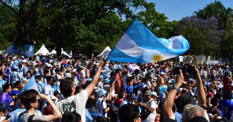 Festë e çmendur në Argjentinë/ Njerëzit mbushin rrugët e sheshet pas fitores së Kupës së Botës