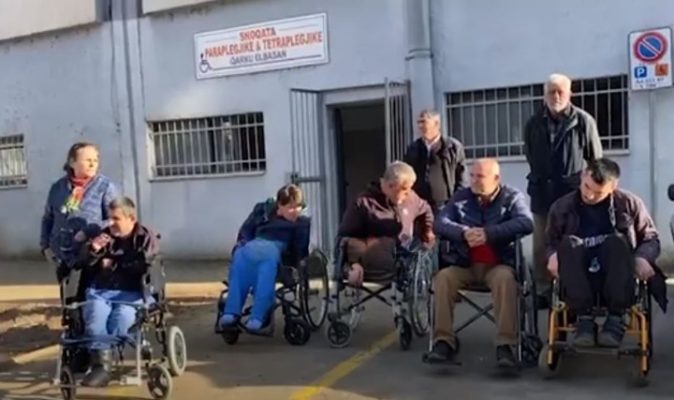 Ministria e Shëndetësisë plotëson kërkesat e tyre/ Merr fund greva e urisë së invalidëve në Elbasan