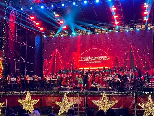 Koncert ne vigjilje të Krishtlindjes; Kryebashkiaku Veliaj nga Sheshi Skënderbej: Të jemi të bashkuar 365 ditë të vitit