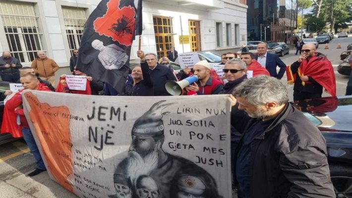 Protestë para ambasadës serbe në Tiranë