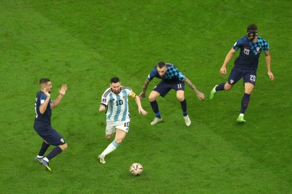 “Ndaleni po mundët”/ Messi dhe Argjentina “fluturojnë” në finalen e Botërorit