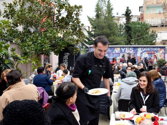 Veliaj shërben drekën e Krishtlindjes në qendrën sociale: Në këto festa, ndihmoni dikë në pallatin tuaj; Tirana, qyteti më solidar