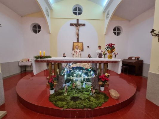 Besimtarët festojnë Krishtlindjen/ Mesha në të gjitha kishat katolike e ortodokse në rrethe