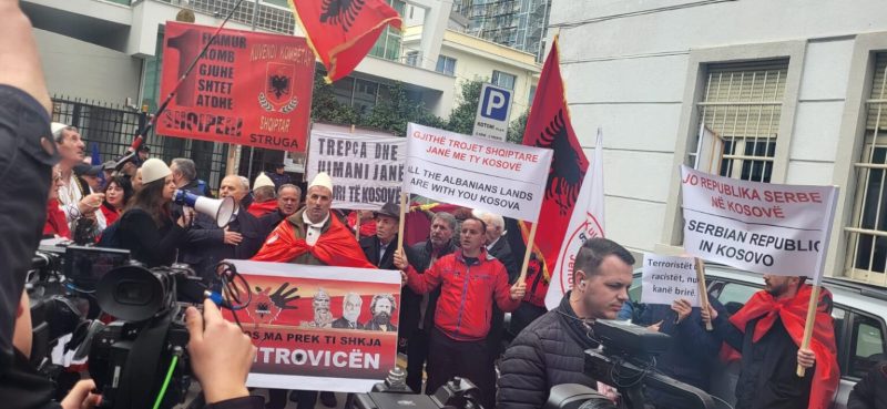 “Larg duart nga Kosova”/ Protestë para ambasadës serbe në Tiranë