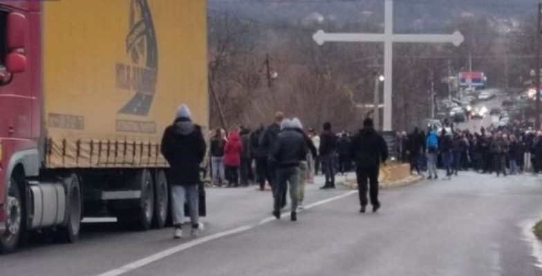 Serbët protestojnë në veri/ EULEX: Po shtojmë patrullimet në zonë, për të garantuar sigurinë