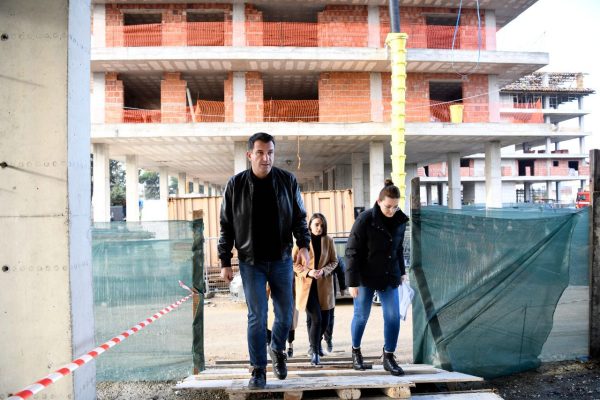 Veliaj inspekton lagjen e re në Kombinat: Familjet e para hyjnë në shtëpitë e reja në janar