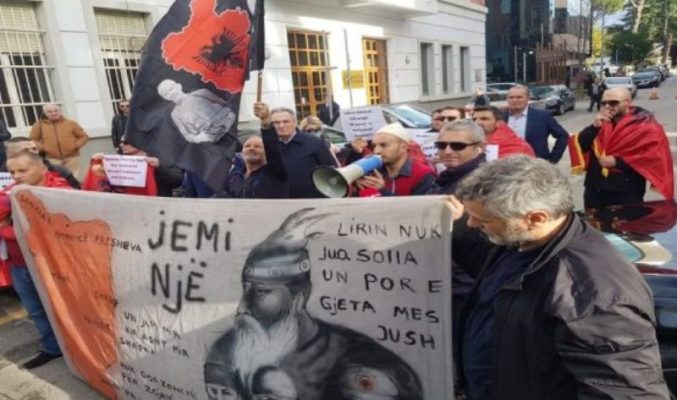 Protestë para ambasadës serbe/ Aktivistë dhe qytetarë në mbështetje të Kosovës