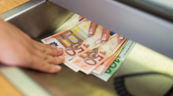 Euro zbret poshtë 113 lekë; shkak prania e madhe e monedhës europiane në treg
