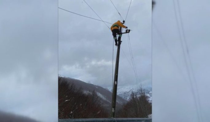 Moti i keq/ Probleme me energjinë në qarkun e Korçës si pasojë e reshjeve të borës dhe erërave të forta