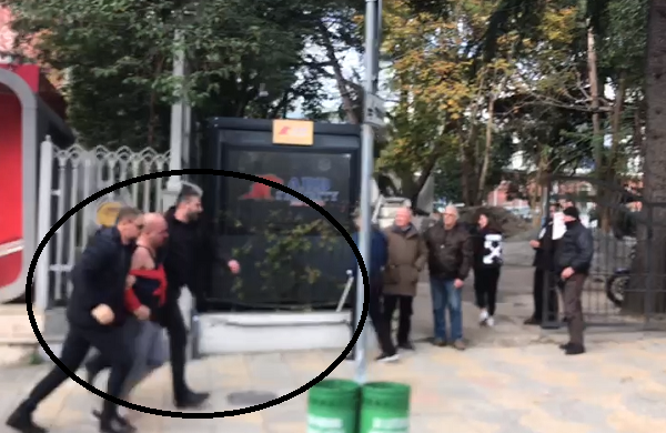Pamje të tjera nga sulmi nga Berishës/ Truprojat fusin agresorin në selinë e PD (Video)