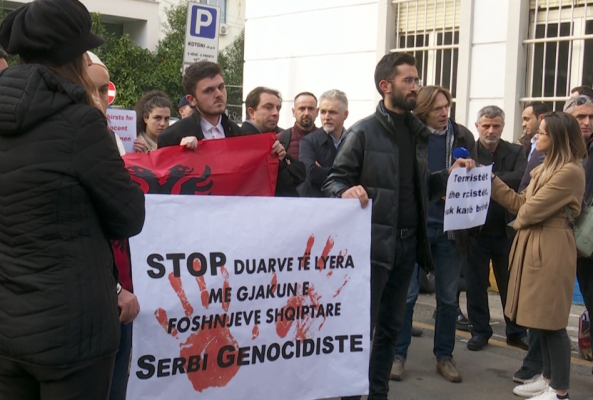 Sërish protestë te Ambasada serbe/ Qytetarët kërkojnë t’i jepet fund trazirave në veri të Kosovës