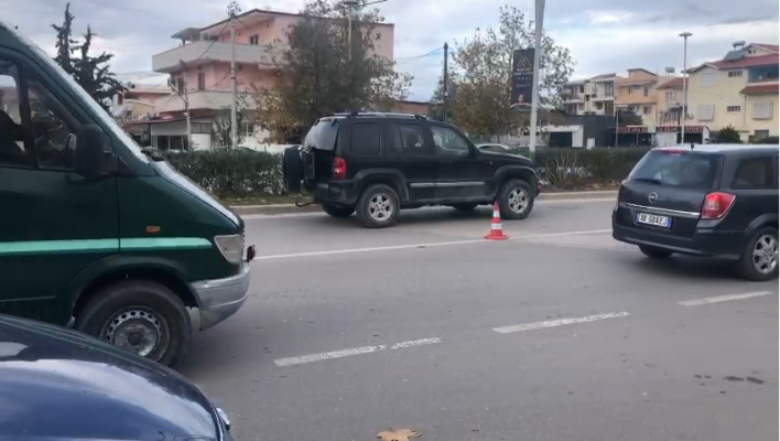  Aksident në Vlorë/ Automjeti përplas të moshuarin, dërgohet në spital