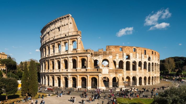 Vishnin kostume e zhvasnin turistët/ Policia italiane kap ‘gladiatorët e Koloseut’ në Romë