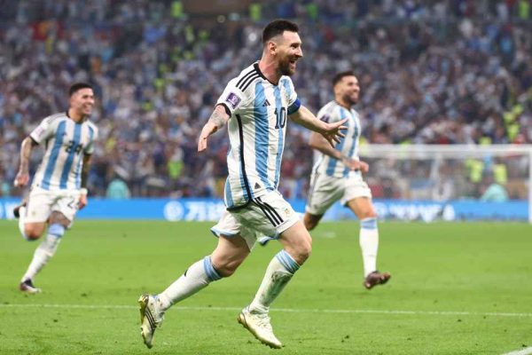 Argjentina kampione e botës, Messi “takon” Maradonën