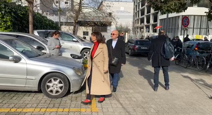 Video/ Tenderi i rrugës Kardhiq-Delvinë, Sonila Qato mbërrin në GJKKO