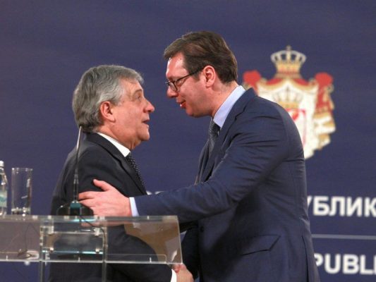 Italia: Serbia të ulë tensionet/ Ministri i Jashtem italian bisedon me Vuçiç për veriun e Kosovës  