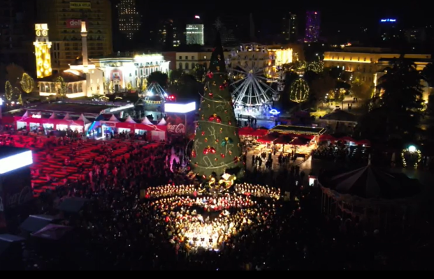 Video/ Tirana ndez dritat e pemës së Krishtlindjes, Veliaj: “Kur bashkëpunojmë, asgjë nuk na ndal! Ta bëjmë Tiranën qytetin e ëndrrave”