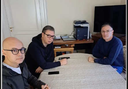 “Nuk ka dorëzim”/ Vuçiç reagon për situatën në veri të Kosovës, takohet me gjeneralët