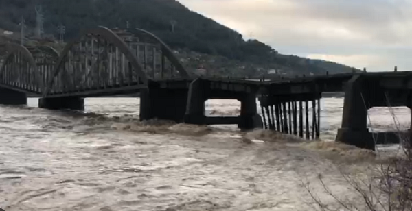 “Ura e Zogut” drejt shembjes/ Lumi i rrëmbyer dëmton rëndë monumentin e kulturës