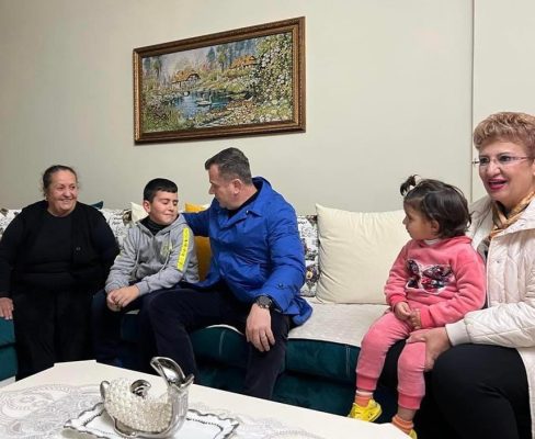 21 Janari/ Balla vizitë në familjen e Faik Myrtajt: Nuk i njohu dot nipin dhe mbesat e tij, ra dëshmor duke protestuar kundër regjimit të Berishës