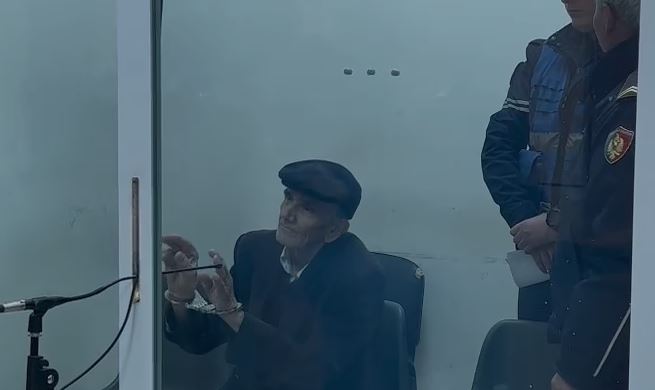 VIDEO- Vrau gruan dhe vëllain në Gramsh/ 80 vjeçari del para gjykatës