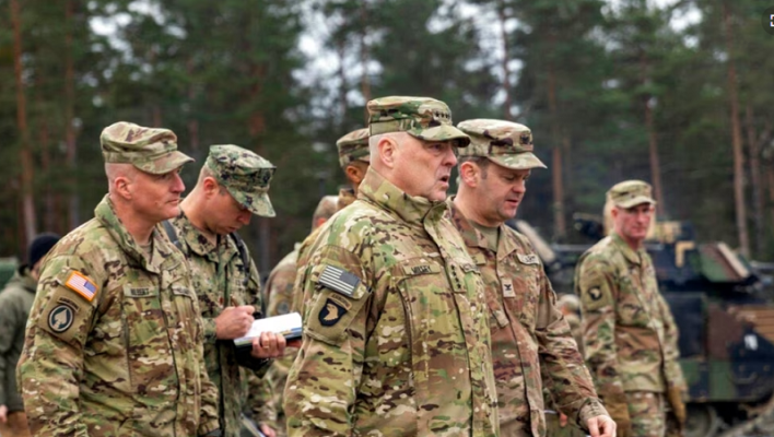 Shefi i shtabit amerikan viziton bazën ku po stërviten ushtarakët ukrainas