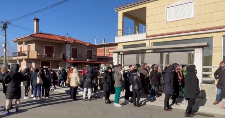 Pas dy ditësh protestë/ Rikthehen në punë punonjëset e fasonerisë në Bilisht