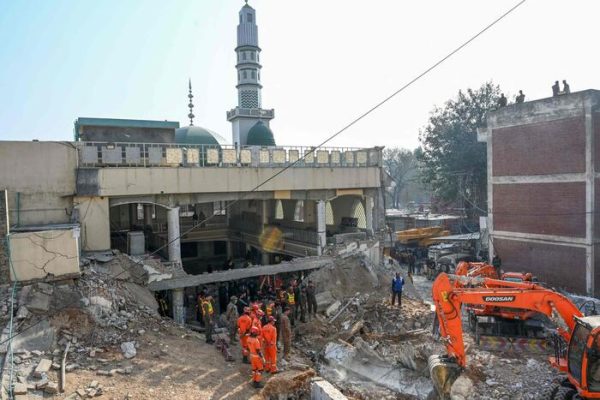 Masakra në xhami në Pakistan; shkon në 89 numri i viktimave, shumica policë