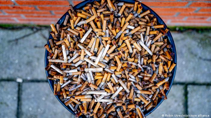 Spanjë: Kompanitë e duhanit duhet të paguajnë për pastrimin e bishtave të cigareve